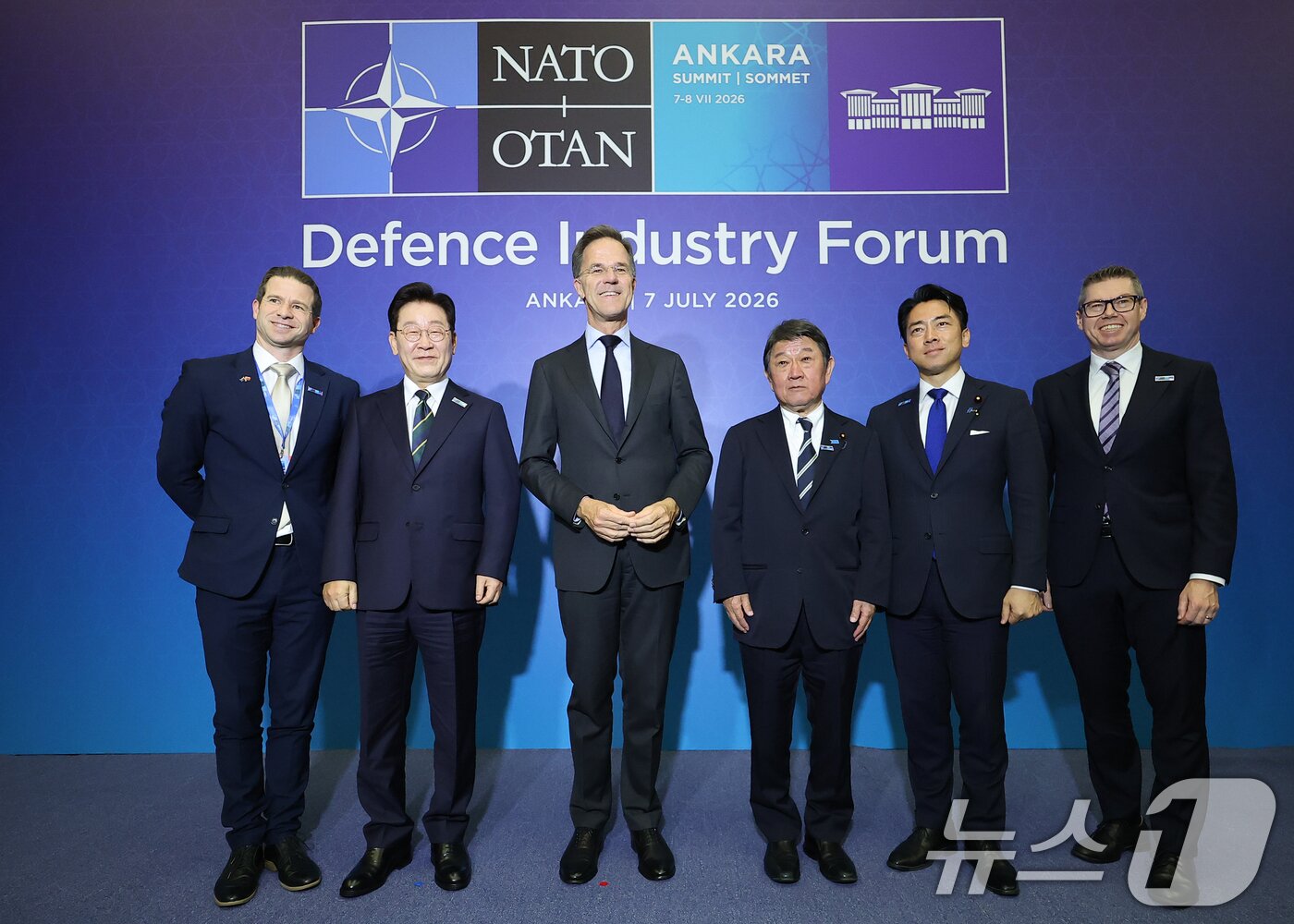 본문 이미지 - 이재명 대통령과 마르크 뤼터 북대서양조약기구(NATO·나토) 사무총장이 7일(현지시간) 튀르키예 앙카라 컨벤션센터에서 열린 NATO 사무총장-IP4 소인수 회담을 마친 뒤 참석자들과 기념촬영을 하고 있다. 왼쪽부터 크리스 펭크 뉴질랜드 국방장관, 이재명 대통령, 마르크 뤼터 NATO 사무총장, 모테기 토시미쓰 일본 외무대신, 고이즈미 신지로 일본 방위대신, 팻 콘로이 방위산업부 장관. 2026.7.7 ⓒ 뉴스1 이재명 기자