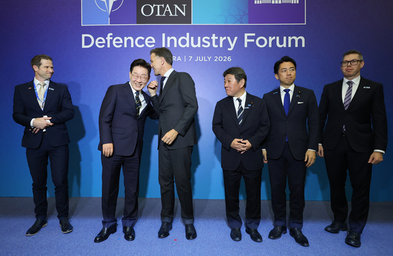 마르크 뤼터 NATO 사무총장과 귀엣말하는 이재명 대통령