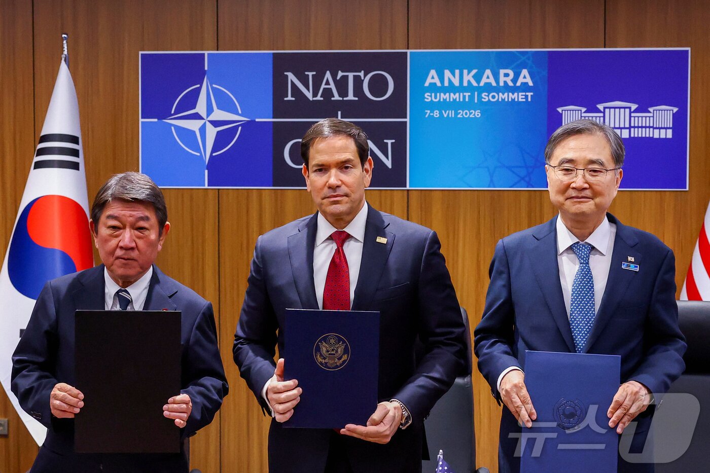본문 이미지 - 7일(현지시간) 튀르키예 앙카라에서 열린 북대서양조약기구(NATO·나토) 정상회의 기간 중 열린 3자 회담에서, 마코 루비오 미국 국무장관, 모테기 도시미츠 일본 외무장관, 조현 외무장관이 소형모듈원자로(SMR)에 관한 협력각서(MOC)에 서명한 후 기념 촬영을 하고 있다. 2026.07.07. ⓒ 로이터=뉴스1