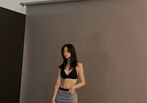 이주연, 1년 전 복근 향한 그리움…브라톱으로 드러낸 글래머 몸매 [N샷]