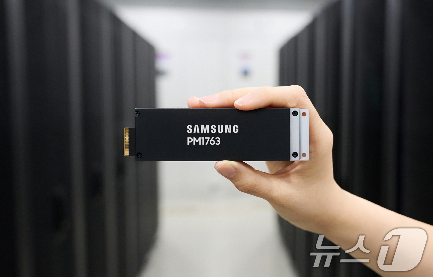 (서울=뉴스1) = 삼성전자가 AI 인프라에 최적화된 PCIe 6.0 기반 기업용 SSD(eSSD) 'PM1763' 양산을 시작했다고 8일 밝혔다.PM1763은 빠른 읽기 속도와 …