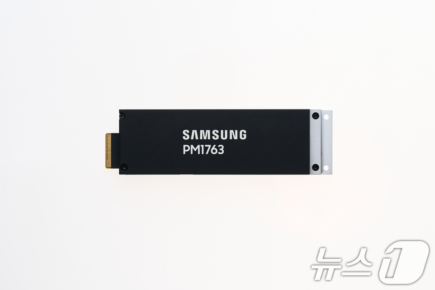 (서울=뉴스1) = 삼성전자가 AI 인프라에 최적화된 PCIe 6.0 기반 기업용 SSD(eSSD) 'PM1763' 양산을 시작했다고 8일 밝혔다.PM1763은 빠른 읽기 속도와 …
