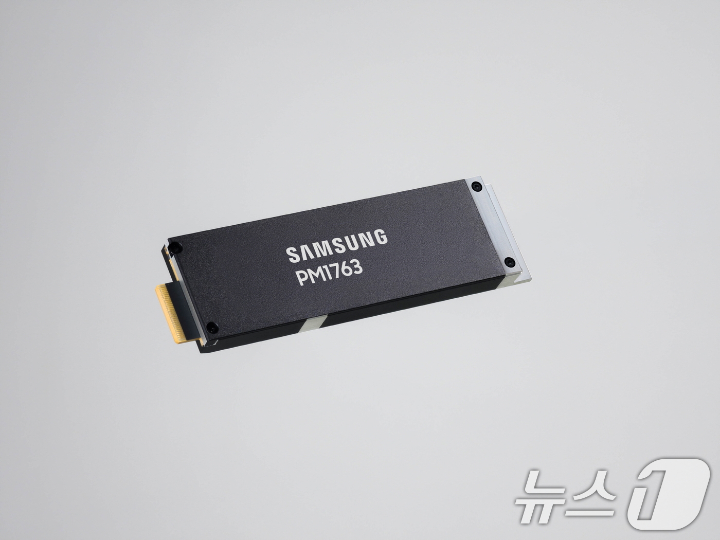 (서울=뉴스1) = 삼성전자가 AI 인프라에 최적화된 PCIe 6.0 기반 기업용 SSD(eSSD) 'PM1763' 양산을 시작했다고 8일 밝혔다.PM1763은 빠른 읽기 속도와 …