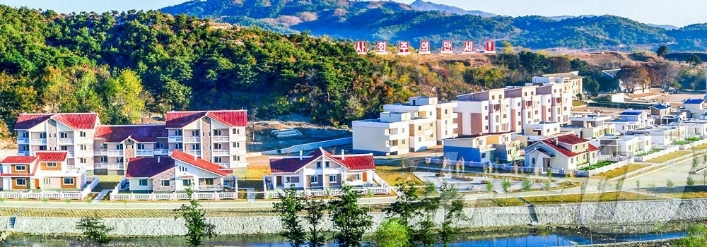 (평양 노동신문=뉴스1) = 북한 노동당 기관지 노동신문은 8일 김일성 주석 사망 32주기를 맞아 "위대한 수령님이 염원한 지방 변혁의 새시대가 김정은 노동당 총비서의 영도 아래 …