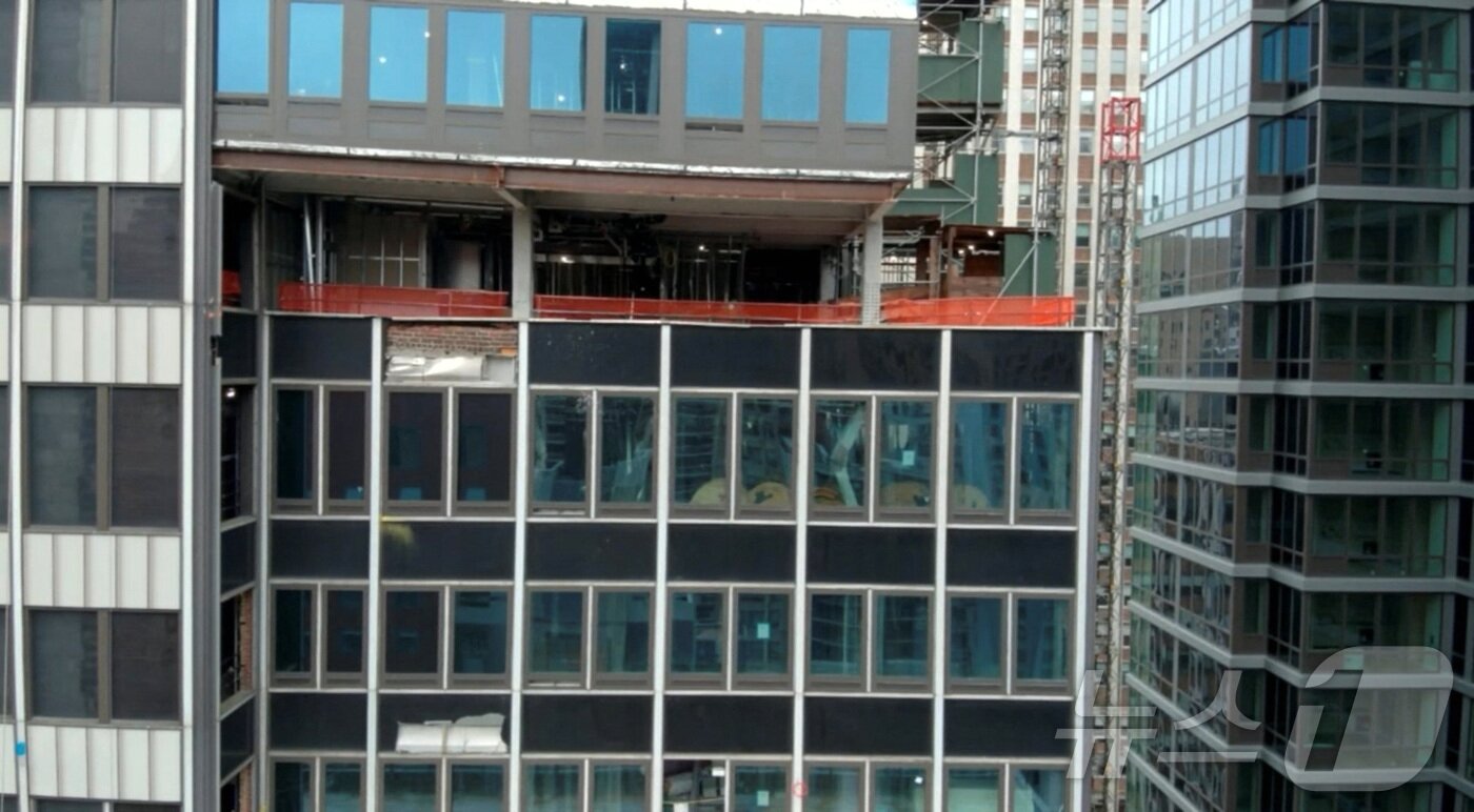 본문 이미지 - 7일(현지시간) 미국 뉴욕 맨해튼에서 공사 중이던 고층 건물 내 지지 기둥 2개가 휘어져 붕괴가 우려되고 있다. (뉴욕시 소방국(FDNY) 제공) 2026.07.08. ⓒ 로이터=뉴스1