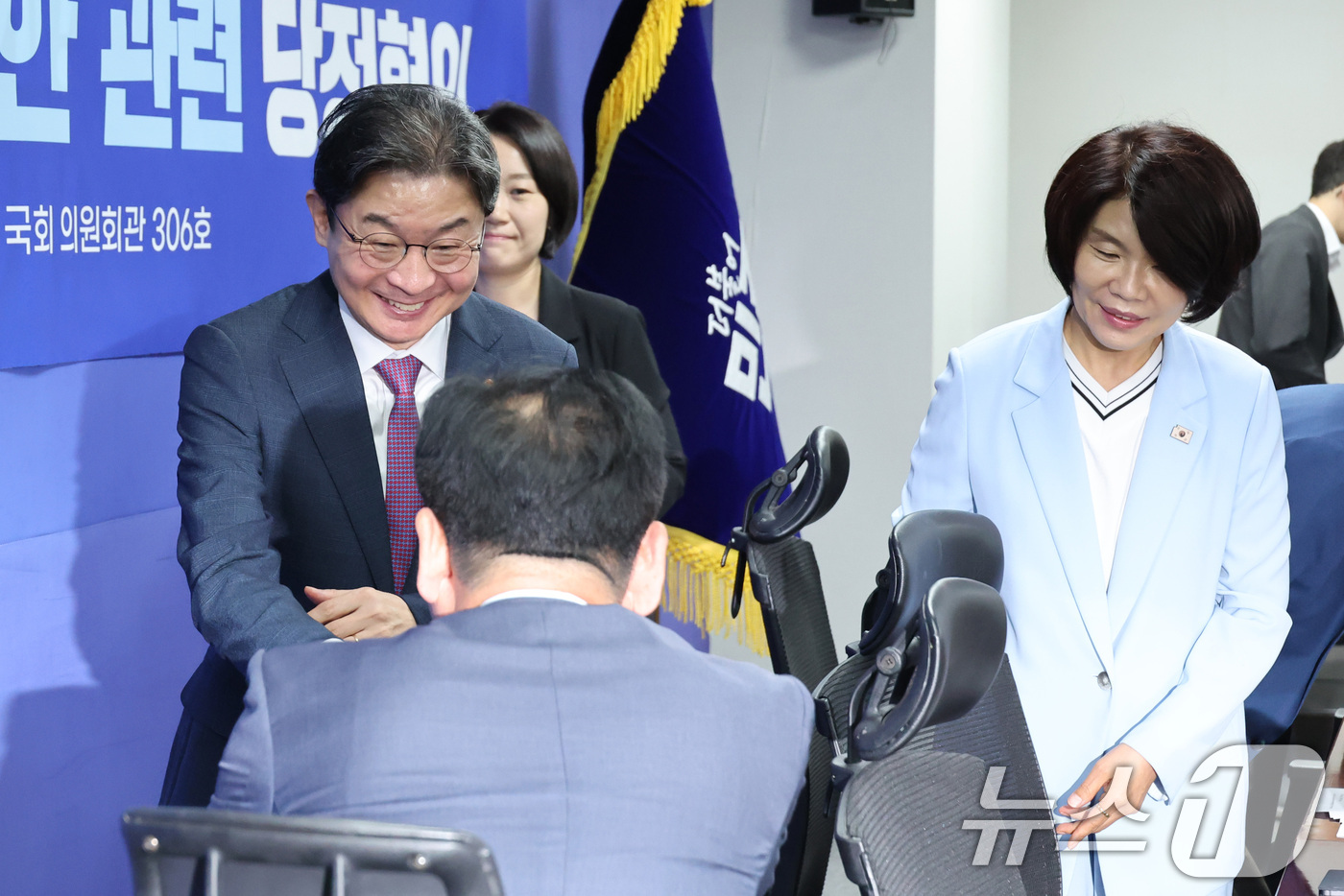 (서울=뉴스1) 신웅수 기자 = 이억원 금융위원장이 8일 서울 여의도 국회 의원회관에서 열린 지속가능성 공시 제도화 방안 관련 당정협의에서 참석자들과 인사하고 있다. 2026.7. …