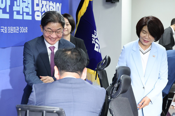 인사 나누는 이억원 금융위원장