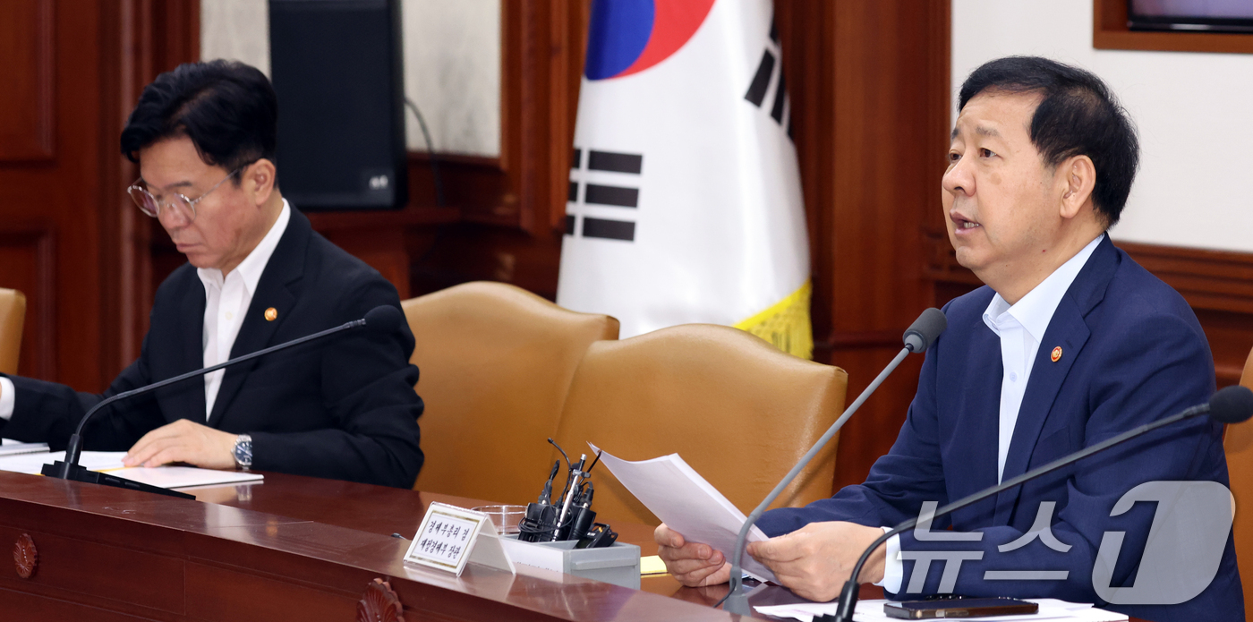 (서울=뉴스1) 김명섭 기자 = 구윤철 경제부총리 겸 재정경제부 장관이 8일 오전 서울 종로구 세종대로 정부서울청사에서 열린 비상경제본부 희의 겸 경제·산업경쟁력강화 관계장관회의에 …