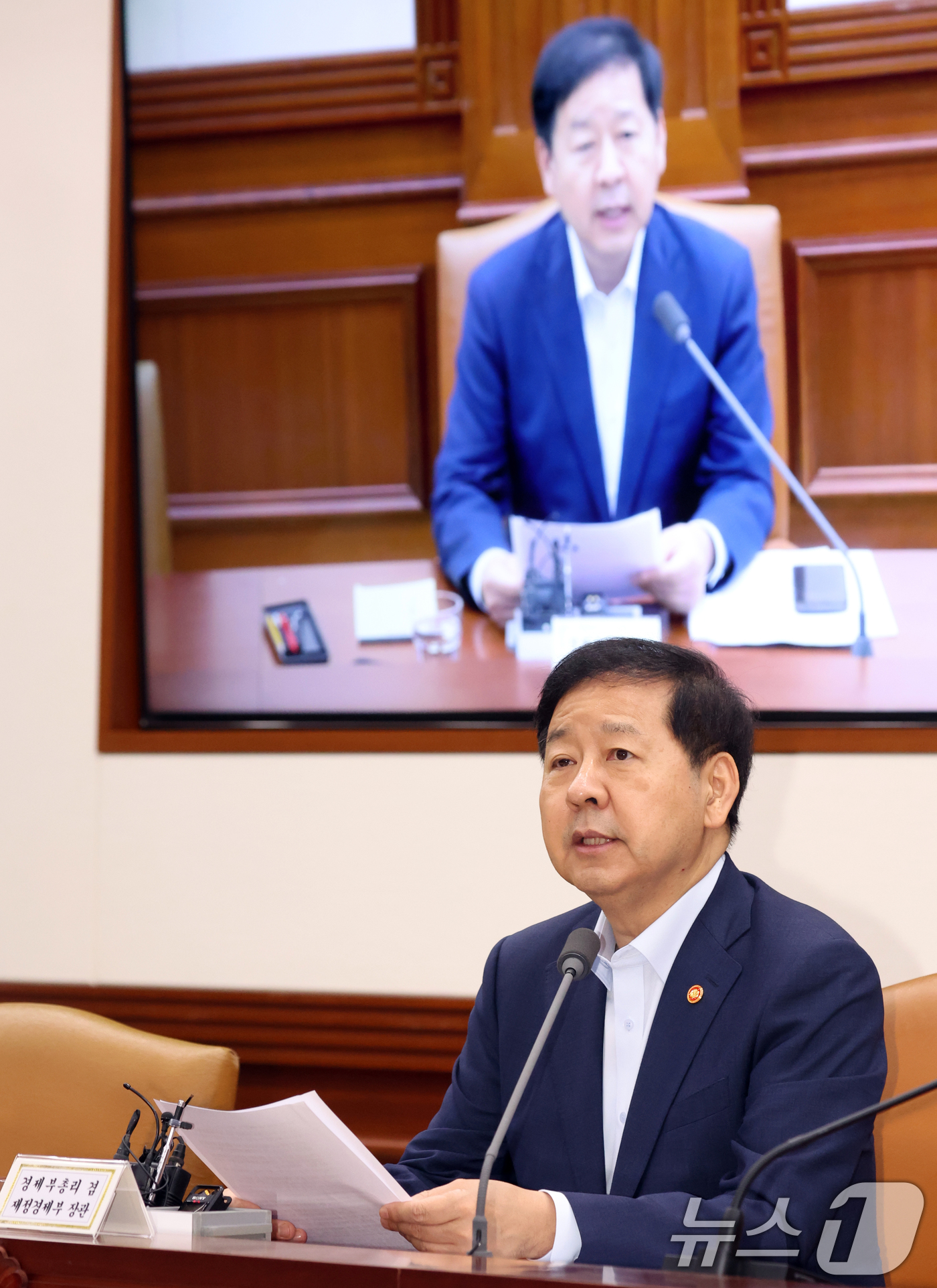 (서울=뉴스1) 김명섭 기자 = 구윤철 경제부총리 겸 재정경제부 장관이 8일 오전 서울 종로구 세종대로 정부서울청사에서 열린 비상경제본부 희의 겸 경제·산업경쟁력강화 관계장관회의에 …