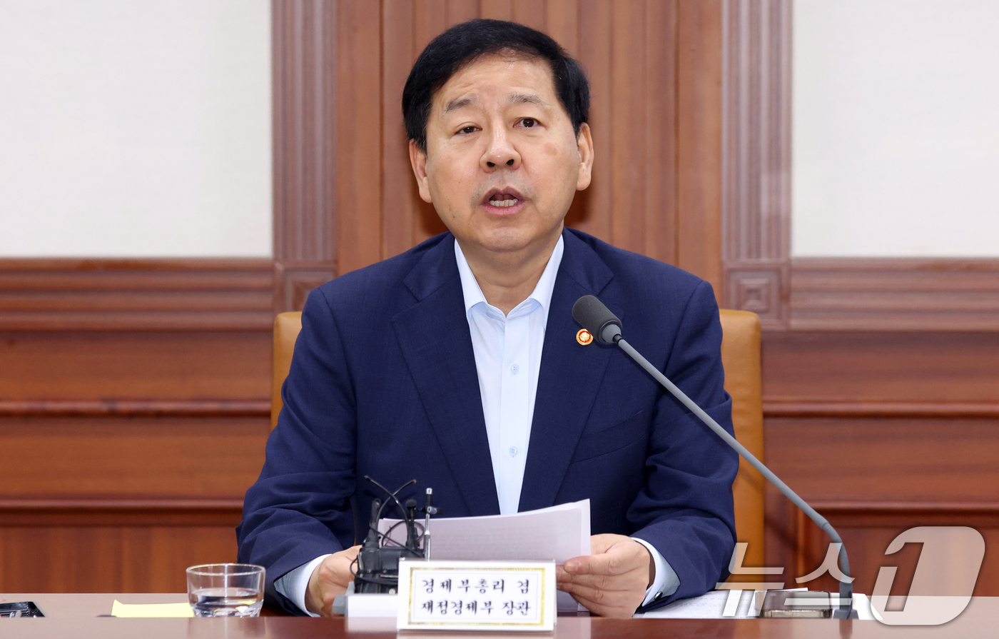 (서울=뉴스1) 김명섭 기자 = 구윤철 경제부총리 겸 재정경제부 장관이 8일 오전 서울 종로구 세종대로 정부서울청사에서 열린 비상경제본부 희의 겸 경제·산업경쟁력강화 관계장관회의에 …