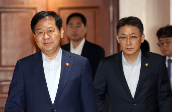 비상경제본부 희의 참석하는 구윤철 부총리