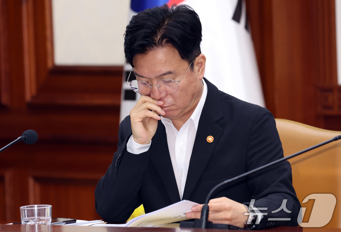 (서울=뉴스1) 김명섭 기자 = 김영훈 고용노동부 장관이 8일 오전 서울 종로구 세종대로 정부서울청사에서 열린 비상경제본부 희의 겸 경제·산업경쟁력강화 관계장관회의에서 자료를 살펴 …