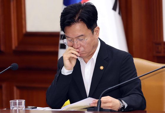 자료 살펴보는 김영훈 장관