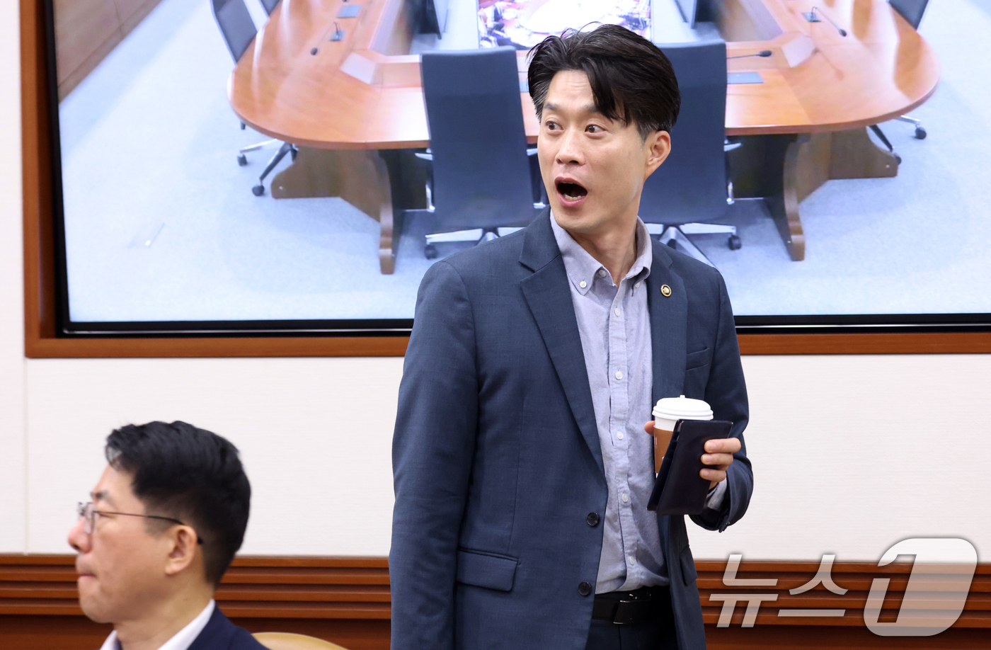 (서울=뉴스1) 김명섭 기자 = 노용석 중소벤처기업부 1차관이 8일 오전 서울 종로구 세종대로 정부서울청사에서 열린 비상경제본부 희의 겸 경제·산업경쟁력강화 관계장관회의에 참석하고 …