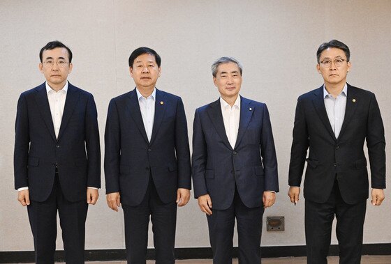 본문 이미지 - 지난 8일 서울 종로구 정부서울청사에서 열린 시장상황 점검회의 시작에 앞서 이세훈 금융감독원 수석부원장, 구윤철 부총리 겸 재정경제부 장관, 신현송 한국은행 총재, 권대영 금융위원회 부위원장(왼쪽부터)이 기념촬영을 하고 있다(재정경제부 제공. 재판매 및 DB금지). 2026.7.8 ⓒ 뉴스1
