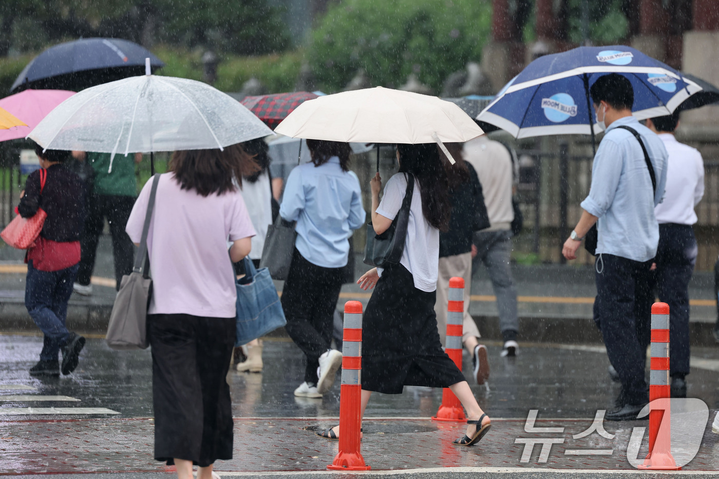 (서울=뉴스1) 이광호 기자 = 전국이 장마전선의 영향권에 든 8일 오전 서울 세종대로 사거리에서 우산을 든 출근길 시민들이 발걸음을 재촉하고 있다.  2026.7.8/뉴스1