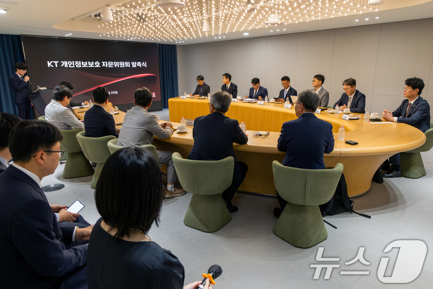 (서울=뉴스1) = KT가 정보보호 투자 확대와 전문인력 육성 등 정보보안 혁신으로 고객 신뢰 회복과 AI 시대 보안 경쟁력 강화를 추진 중이라고 8일 밝혔다.사진은 지난 5월29 …