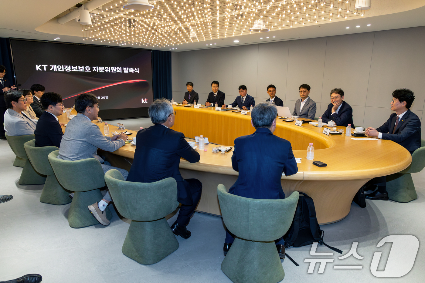 (서울=뉴스1) = KT가 정보보호 투자 확대와 전문인력 육성 등 정보보안 혁신으로 고객 신뢰 회복과 AI 시대 보안 경쟁력 강화를 추진 중이라고 8일 밝혔다.사진은 지난 5월29 …