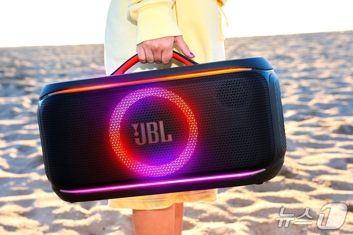 본문 이미지 - 하만 JBL의 파티 스피커 신제품인 JBL PartyBox On-The-Go 2 Plus (사진제공 = 하만) 