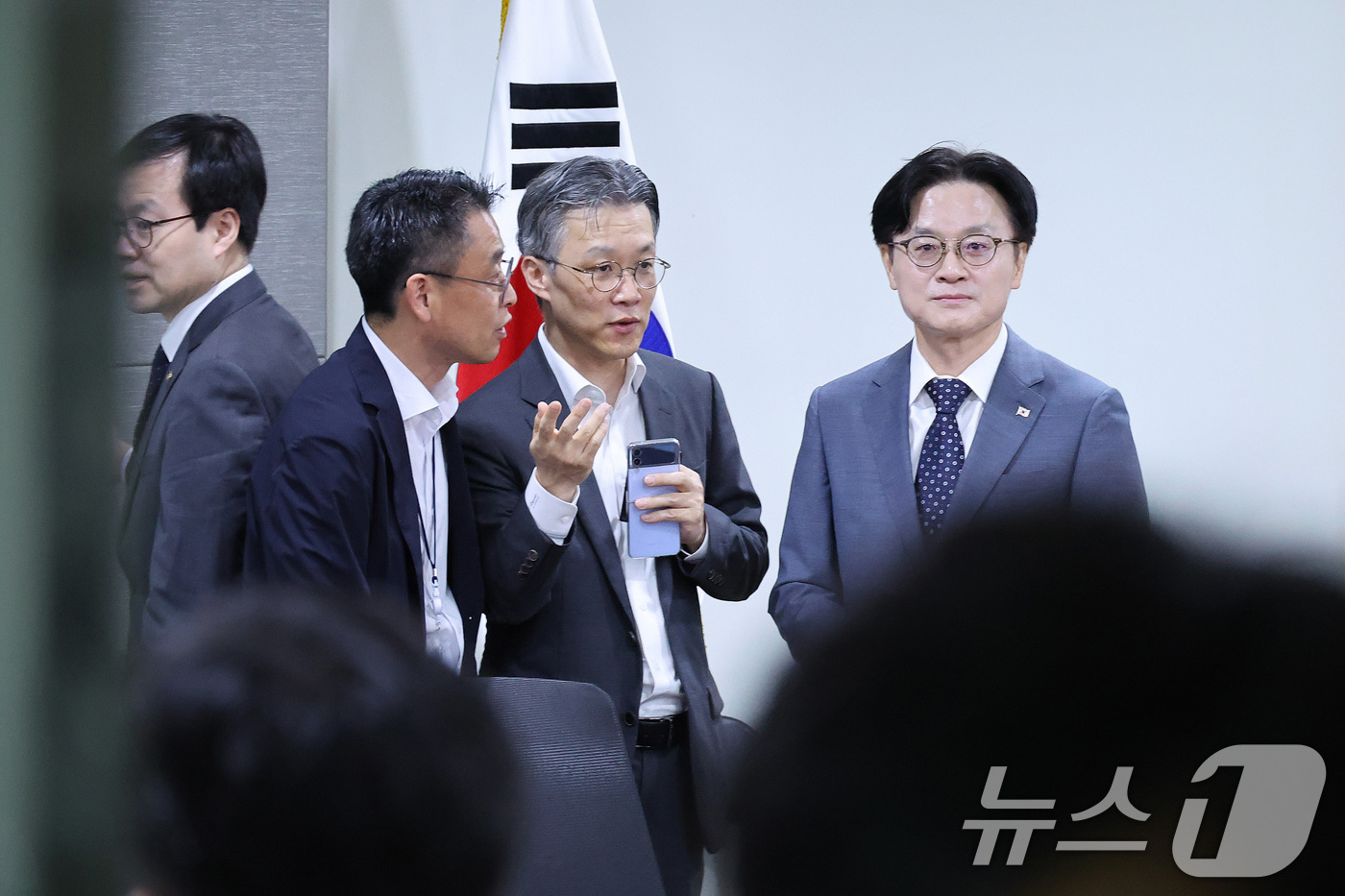 (서울=뉴스1) 신웅수 기자 = 김정관 산업통상부 장관이 8일 서울 여의도 국회 의원회관에서 열린 산업통상자원중소벤처기업위원회 당정에서 대화하고 있다. 2026.7.8/뉴스1