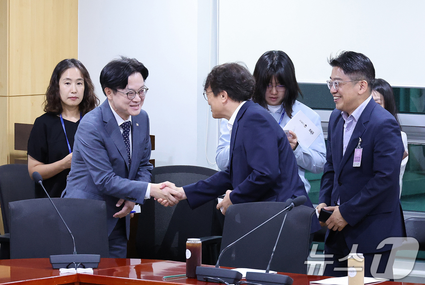 (서울=뉴스1) 신웅수 기자 = 김정관 산업통상부 장관이 8일 서울 여의도 국회 의원회관에서 열린 산업통상자원중소벤처기업위원회 당정에서 참석자들과 인사하고 있다. 2026.7.8/ …