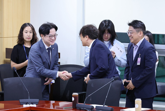인사 나누는 김정관 장관