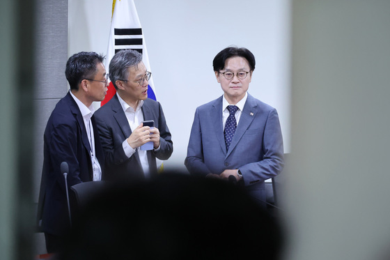 현안 논의하는 김정관 장관