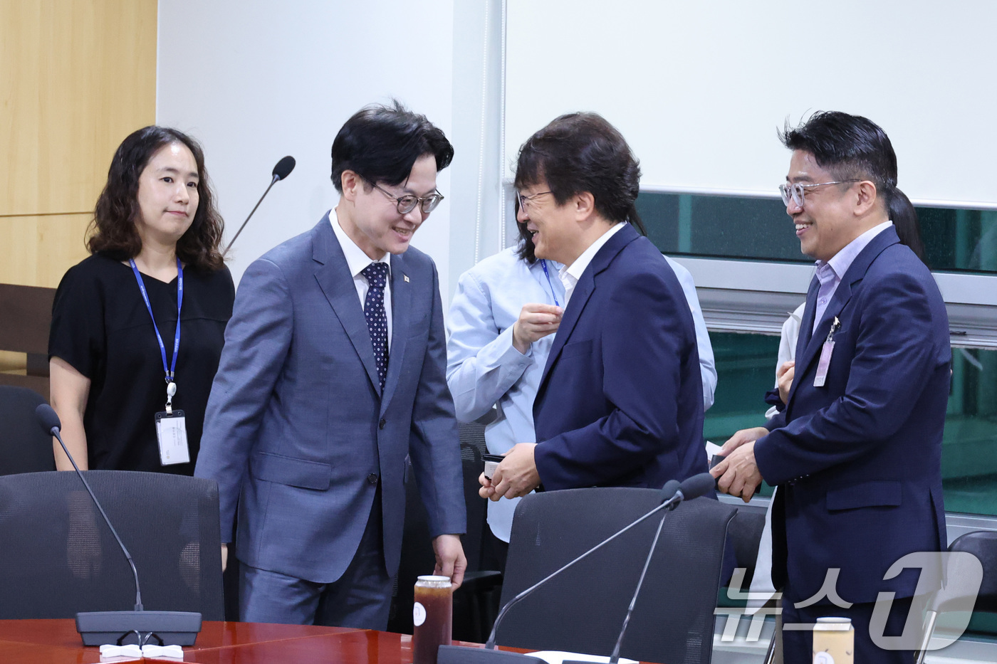 (서울=뉴스1) 신웅수 기자 = 김정관 산업통상부 장관이 8일 서울 여의도 국회 의원회관에서 열린 산업통상자원중소벤처기업위원회 당정에서 대화하고 있다. 2026.7.8/뉴스1