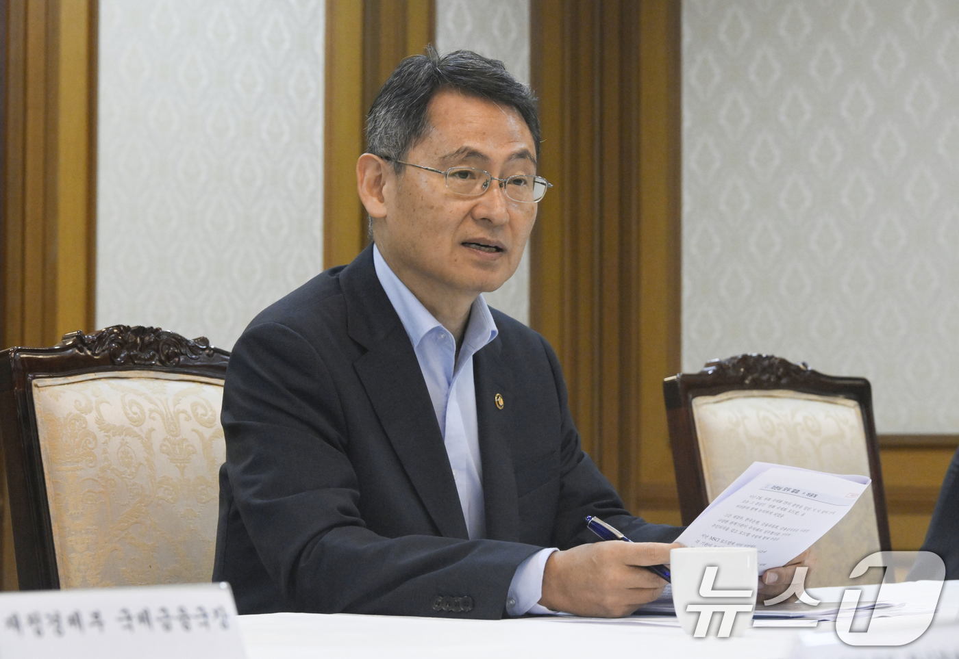 (서울=뉴스1) = 허장 재정경제부 차관이 8일 서울 종로구 정부서울청사에서 열린 원화 국제화 전담반(TF) 회의를 주재하고 있다. (재정경제부 제공. 재판매 및 DB금지) 202 …