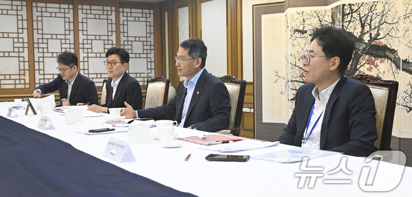 (서울=뉴스1) = 허장 재정경제부 차관이 8일 서울 종로구 정부서울청사에서 열린 원화 국제화 전담반(TF) 회의를 주재하고 있다. (재정경제부 제공. 재판매 및 DB금지) 202 …