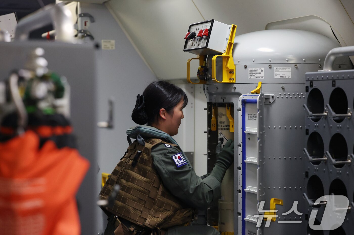 본문 이미지 - 2026 환태평양훈련(RIMPAC·림팩)이 진행 중인 7일(현지시간) 미국 하와이 호놀룰루 진주만-히캄 합동기지에서 이륙한 대한민국 해군 해상초계기 P-8A가 연합 대잠전 훈련을 하고 있다. 사진은 수중음파탐지부표(sonobuoy)를 장착하는 모습. (공동취재)2026.7.8 ⓒ 뉴스1 김예원 기자