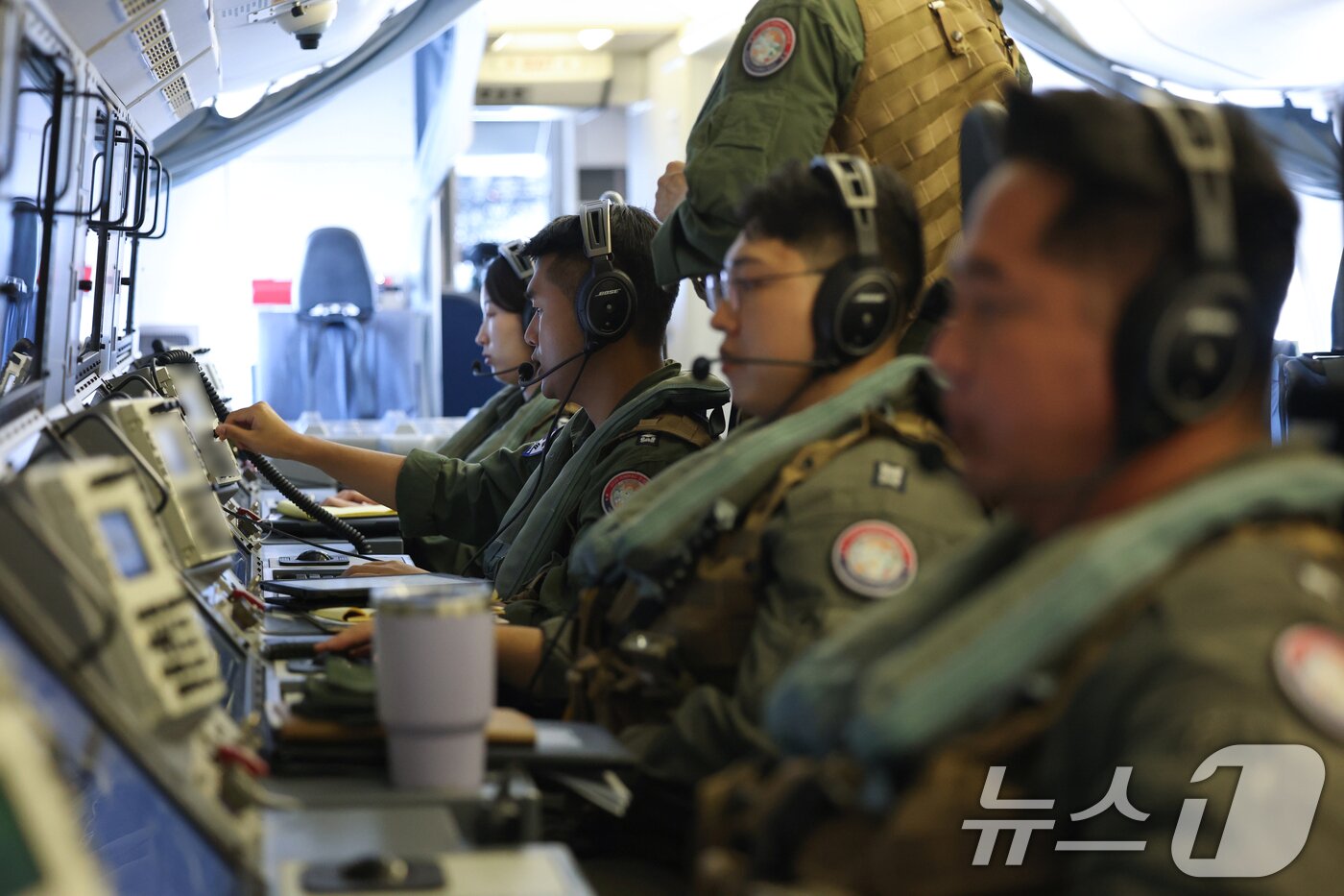 본문 이미지 - 2026 환태평양훈련(RIMPAC·림팩)이 진행 중인 7일(현지시간) 미국 하와이 호놀룰루 진주만-히캄 합동기지에서 대한민국 해군 해상초계기 P-8A가 연합 대잠전 훈련을 하고 있다. 사진은 임무통제콘솔 모습. (공동취재) 2026.7.8 ⓒ 뉴스1 김예원 기자