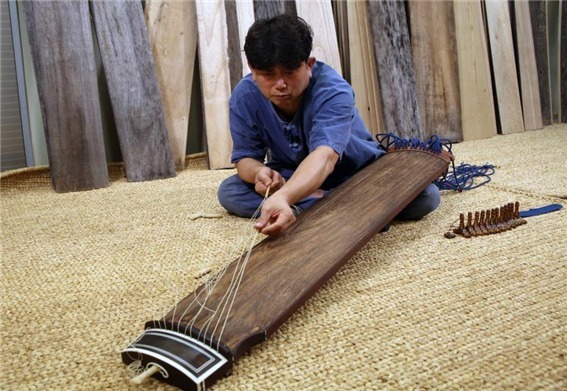 가야금 제작 명장 김동환 씨 경북도 무형유산 고령 악기장 지정