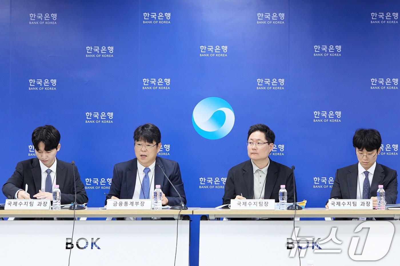 (서울=뉴스1) = 8일 오전 서울 중구 한국은행에서 김준영 국제수지팀 과장(왼쪽부터), 유성욱 금융통계부장, 박성곤 국제수지팀장, 임연빈 국제수지팀 과장이 참석한 가운데 2026 …