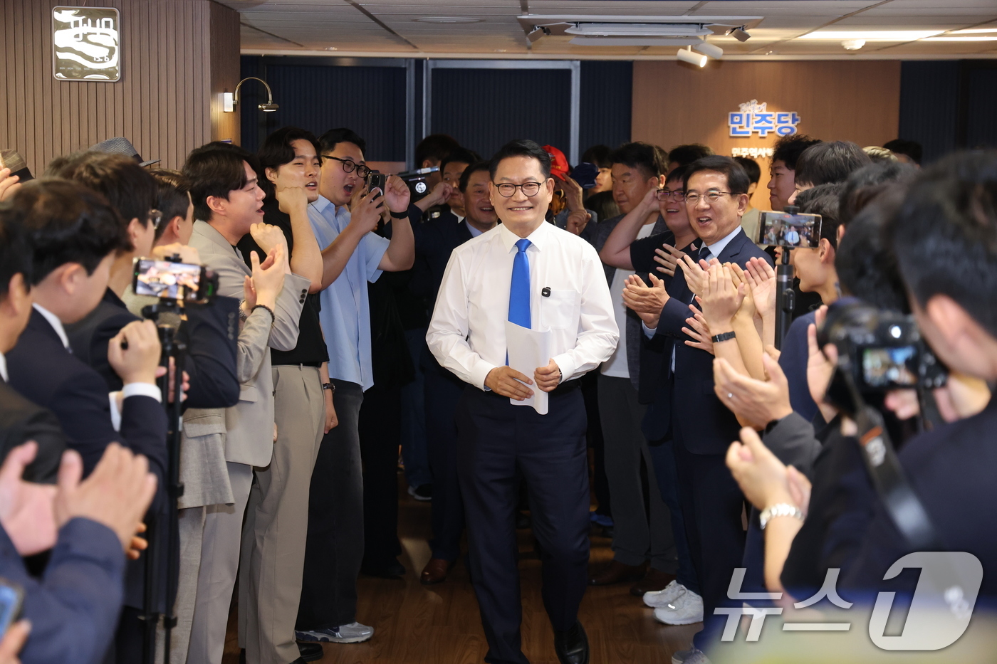 (서울=뉴스1) 황기선 기자 = 더불어민주당 당권주자인 송영길 전 대표가 8일 오전 서울 여의도 민주당 중앙당사에서 당대표 출마선언을 위해 발걸음을 옮기고 있다. 2026.7.8/ …