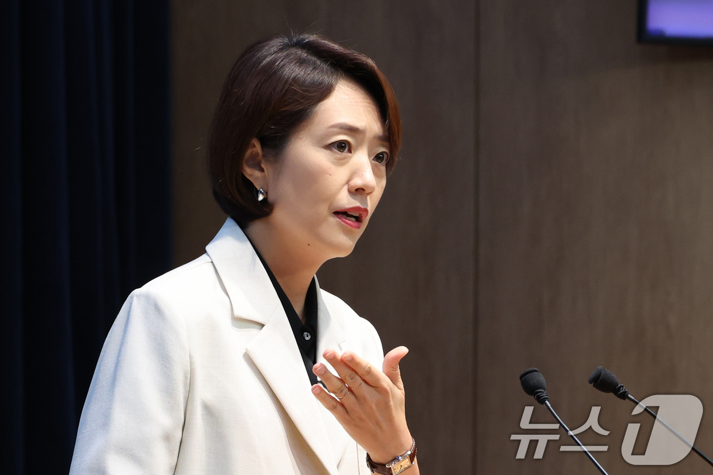 (서울=뉴스1) 신웅수 기자 = 고민정 더불어민주당 의원이 8일 서울 여의도 국회 소통관에서 당대표 출마 기자회견을 하고 있다. 2026.7.8/뉴스1
