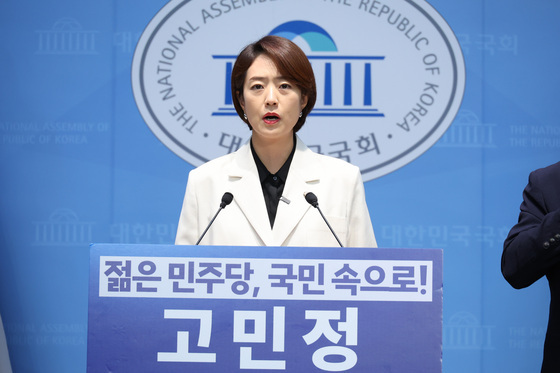 '당대표 출마' 고민정 "686까지 가나" 직격…DJ 묘역 참배도(종합2보)