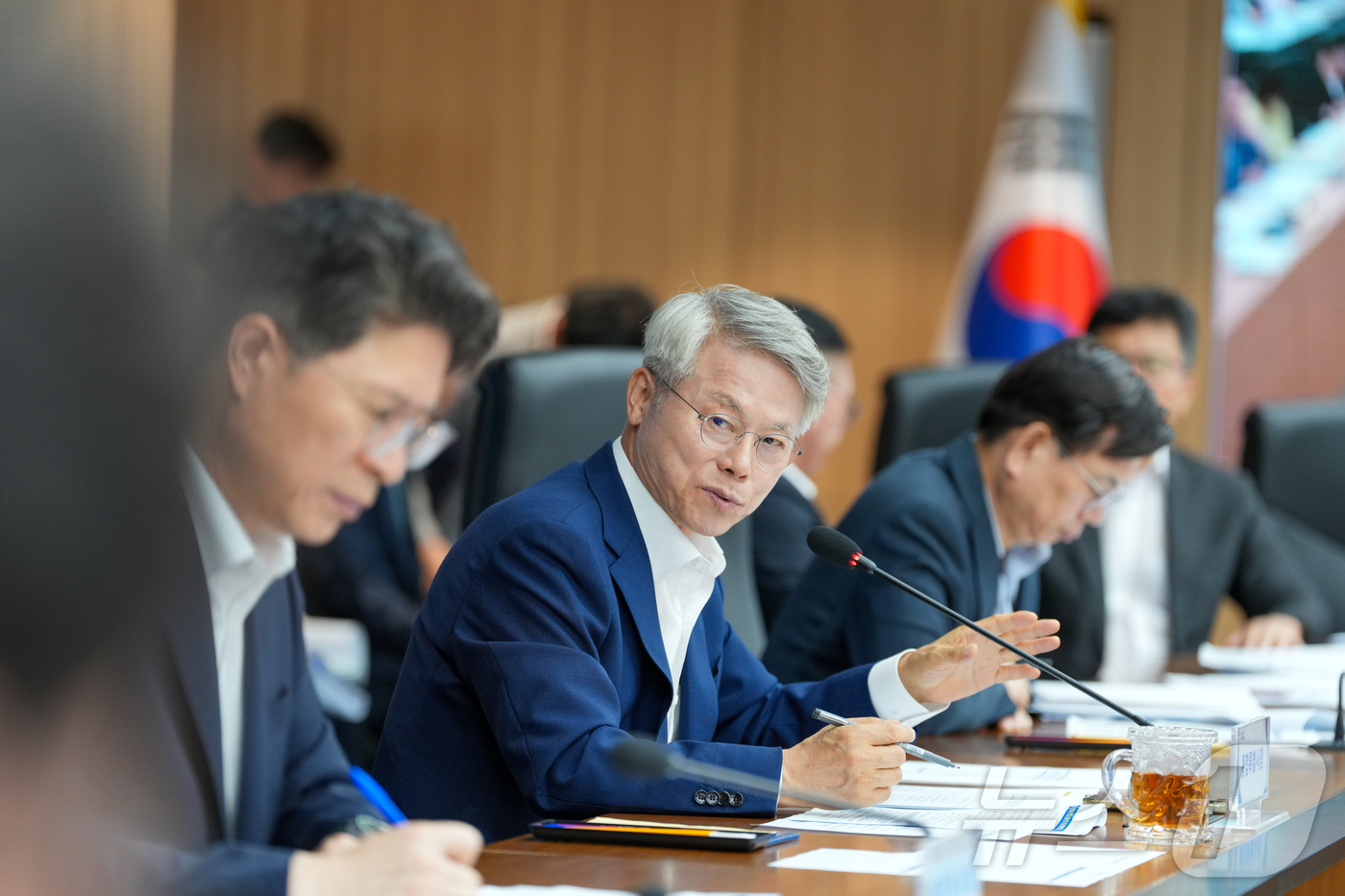 (전남광주=뉴스1) 전원 기자 = 민형배 전남광주통합특별시장이 8일 전남광주통합특별시청 동부청사 나철실에서 전남광주통합합특별시 제1회 간부회의를 주재하고 있다.(전남광주통합특별시 …