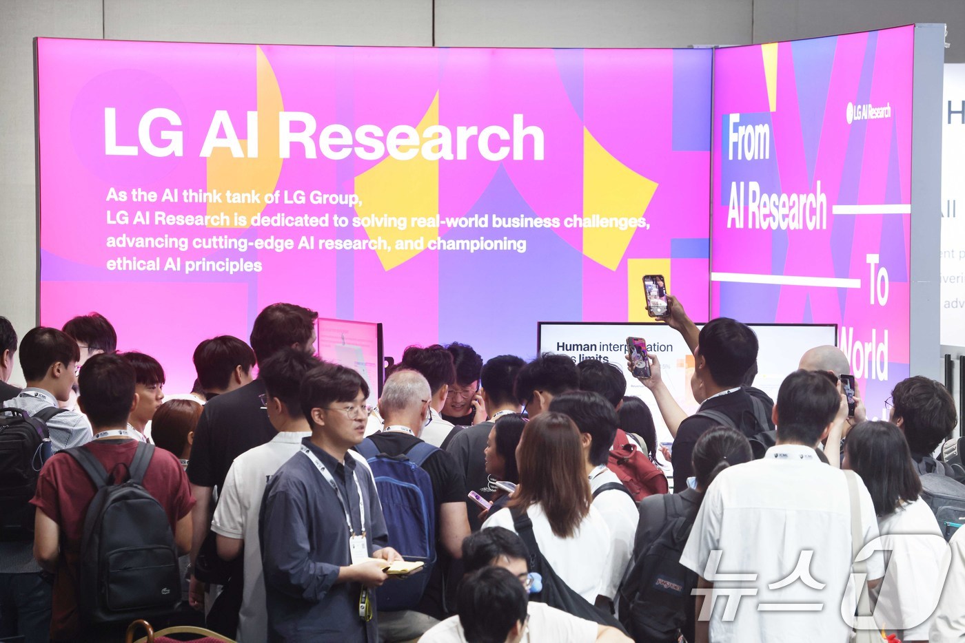 (서울=뉴스1) = LG AI연구원은 지난 6일부터 서울 강남구 코엑스에서 열린 국제머신러닝학회(ICML) 2026에 참가해 신소재부터 금융, 데이터 등 LG의 AI 엑사원 산업 …
