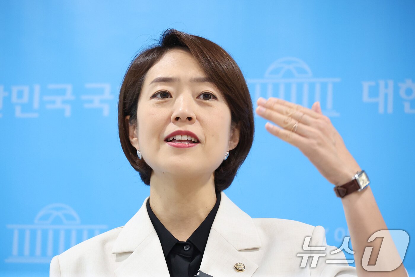 본문 이미지 - 고민정 더불어민주당 의원이 8일 서울 여의도 국회 소통관에서 당대표 출마 기자회견을 하고 있다. 2026.7.8 ⓒ 뉴스1 신웅수 기자
