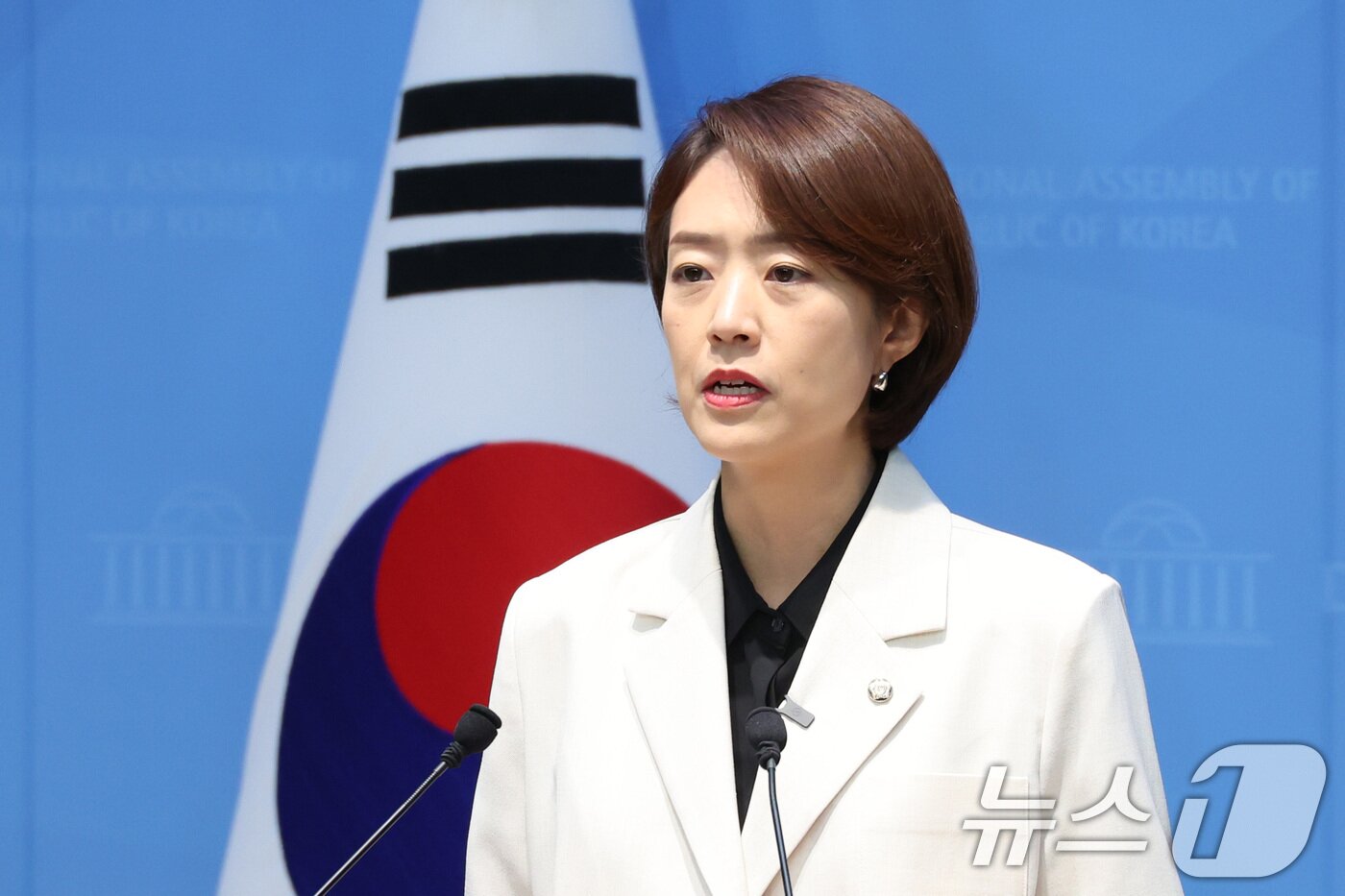 본문 이미지 - 고민정 더불어민주당 의원이 8일 서울 여의도 국회 소통관에서 당대표 출마 기자회견을 하고 있다. 2026.7.8 ⓒ 뉴스1 신웅수 기자