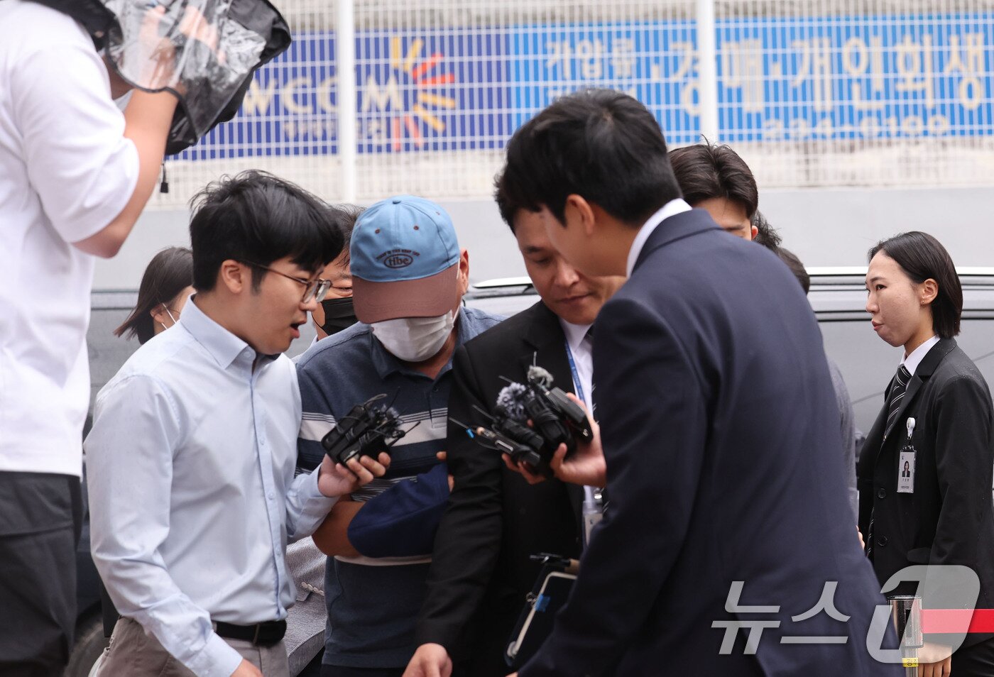 본문 이미지 - 여고생 살해범 장윤기 사건과 관련해 공무상비밀누설과 증거인멸 등의 혹을 받는 담당 강력팀장 A 경감이 8일 오전 구속 전 피의자 심문(영장실질심사)를 받기 위해 광주지방법원에 들어서고 있다. 2026.7.8 ⓒ 뉴스1 박지현 기자