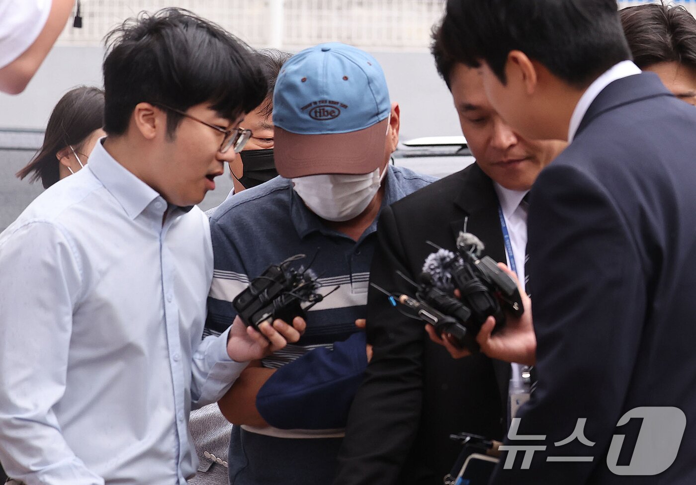 본문 이미지 - 여고생 살해범 장윤기 사건과 관련해 공무상비밀누설과 증거인멸 등의 혹을 받는 담당 강력팀장 A 경감이 8일 오전 구속 전 피의자 심문(영장실질심사)를 받기 위해 광주지방법원에 들어서고 있다. 2026.7.8 ⓒ 뉴스1 박지현 기자