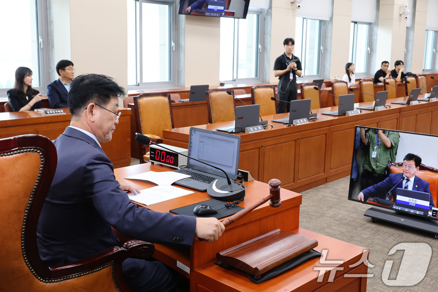 (서울=뉴스1) 신웅수 기자 = 김정호 위원장이 8일 서울 여의도 국회에서 열린 기후에너지환경노동위원회 전체회의에서 의사봉을 두드리고 있다. 2026.7.8/뉴스1