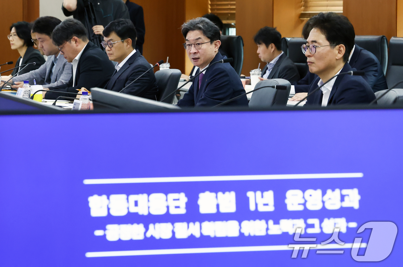 (서울=뉴스1) 김민지 기자 = 이억원 금융위원장(오른쪽 두번째)이 8일 오전 서울 영등포구 한국거래소에서 열린 '주가조작 근절 합동대응단 출범 1주년 운영성과 점검 회의'에서 모 …