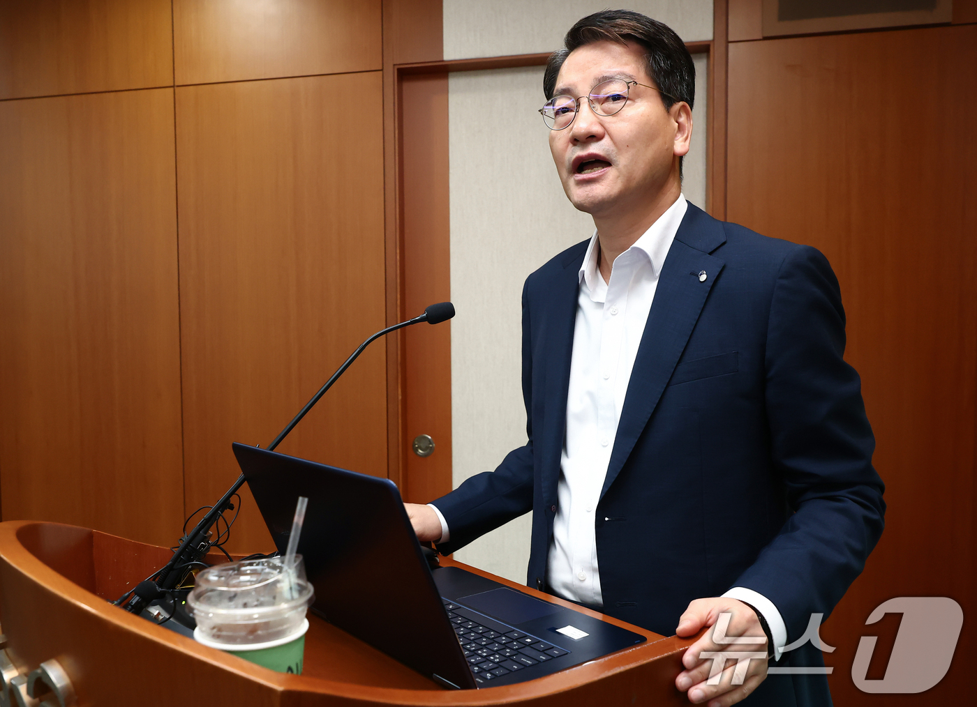 (서울=뉴스1) 김민지 기자 = 황선오 주가조작 근절 합동대응단장이 8일 오전 서울 영등포구 한국거래소에서 열린 '주가조작 근절 합동대응단 출범 1주년 운영성과 점검 회의'에서 1 …