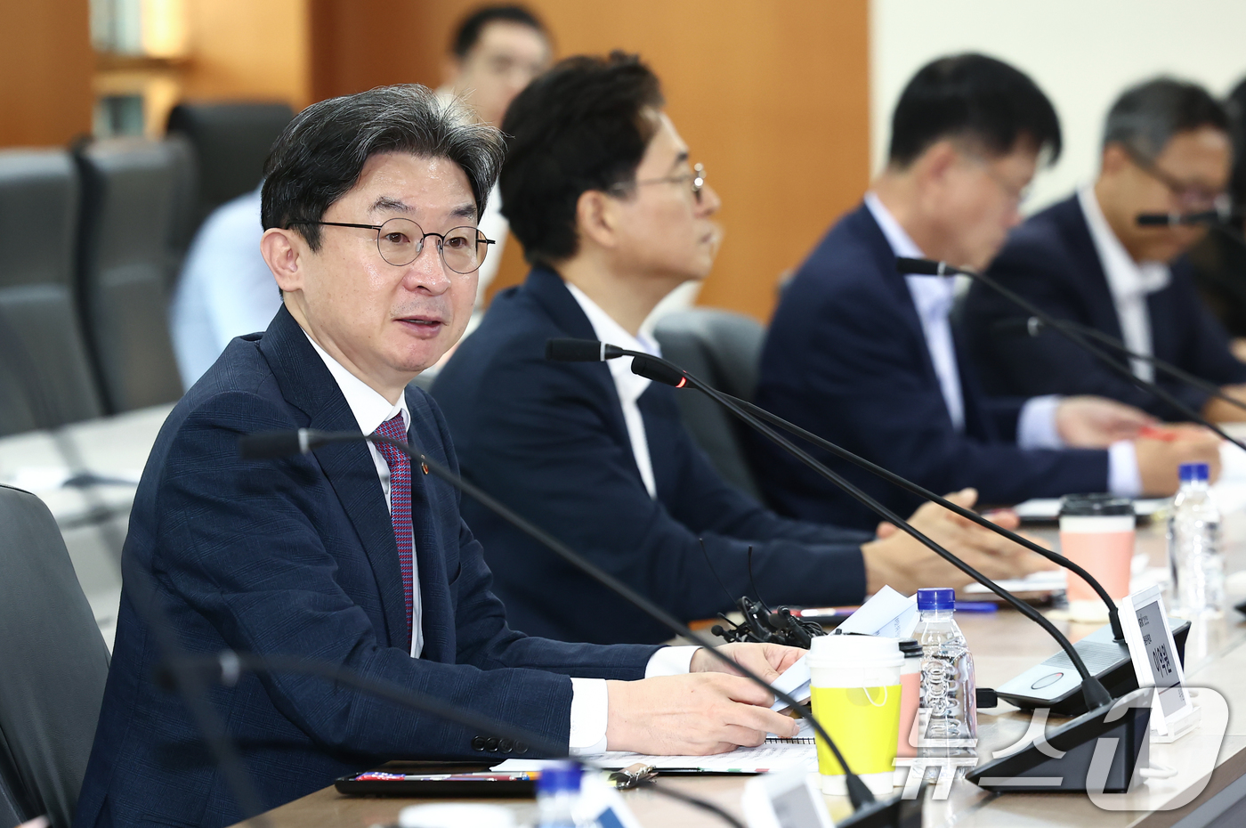 (서울=뉴스1) 김민지 기자 = 이억원 금융위원장이 8일 오전 서울 영등포구 한국거래소에서 열린 '주가조작 근절 합동대응단 출범 1주년 운영성과 점검 회의'에서 모두 발언을 하고 …