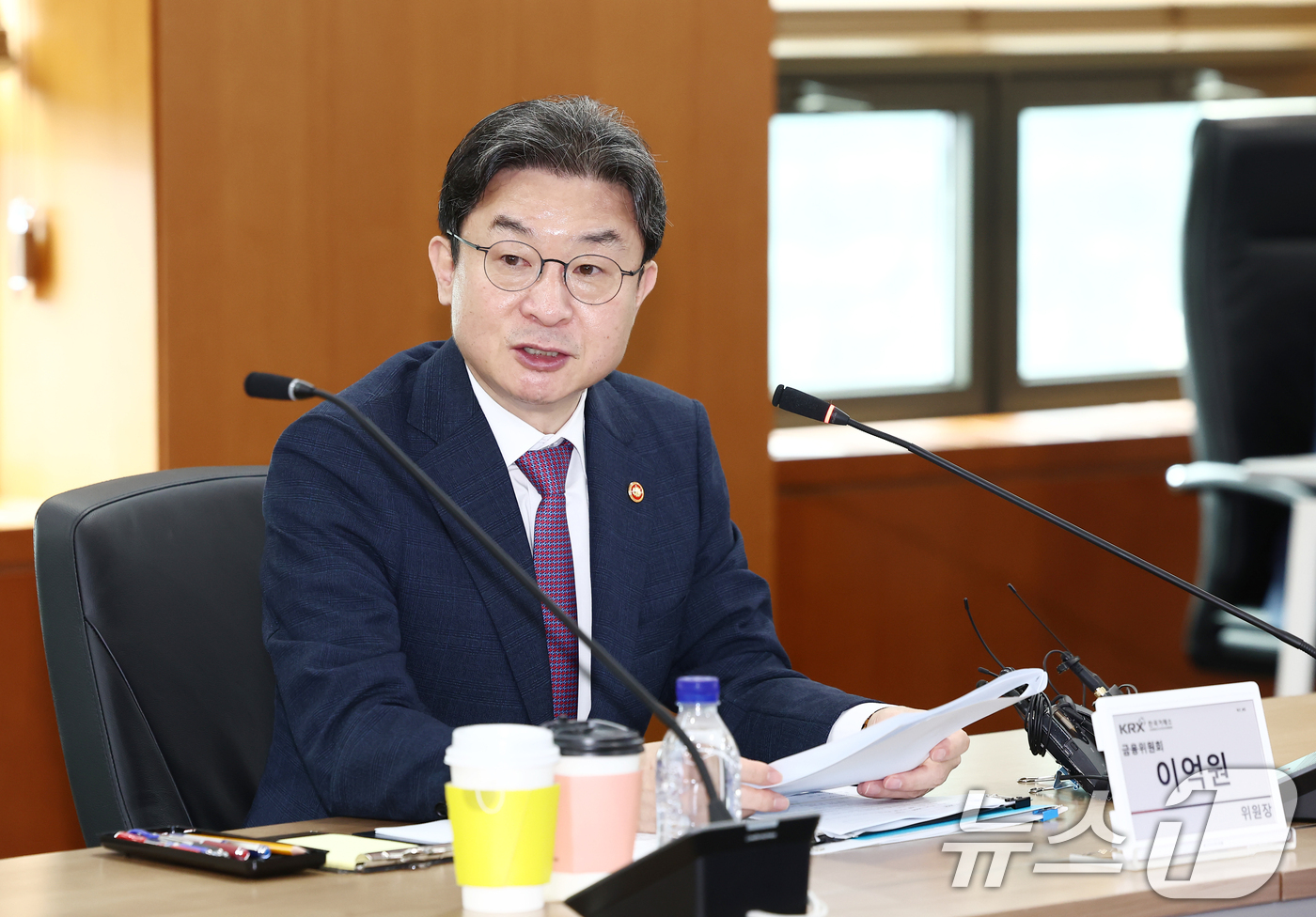 (서울=뉴스1) 김민지 기자 = 이억원 금융위원장이 8일 오전 서울 영등포구 한국거래소에서 열린 '주가조작 근절 합동대응단 출범 1주년 운영성과 점검 회의'에서 모두 발언을 하고 …