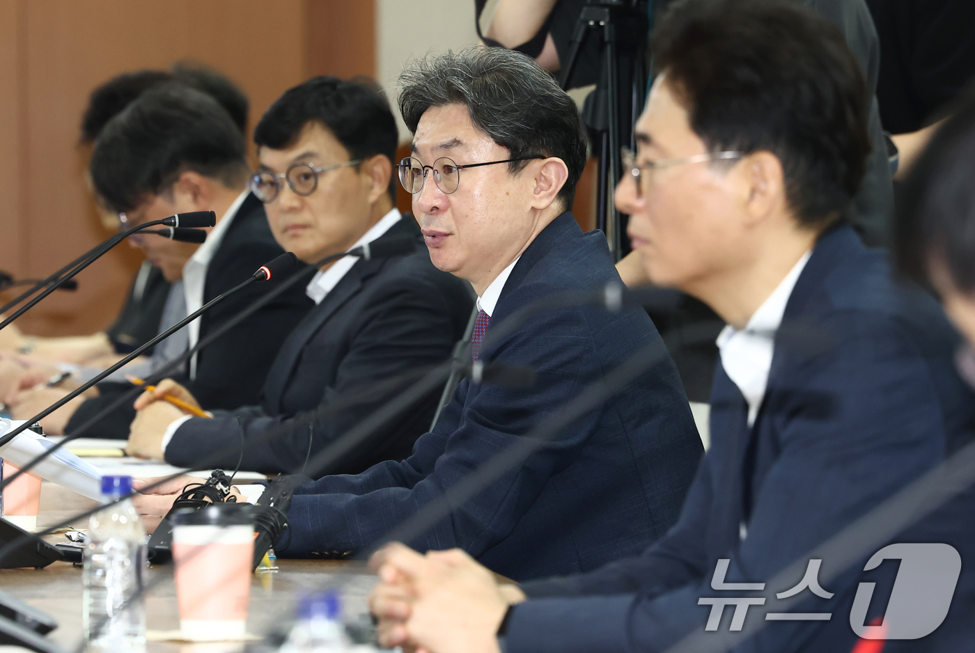 (서울=뉴스1) 김민지 기자 = 이억원 금융위원장이 8일 오전 서울 영등포구 한국거래소에서 열린 '주가조작 근절 합동대응단 출범 1주년 운영성과 점검 회의'에서 모두 발언을 하고 …