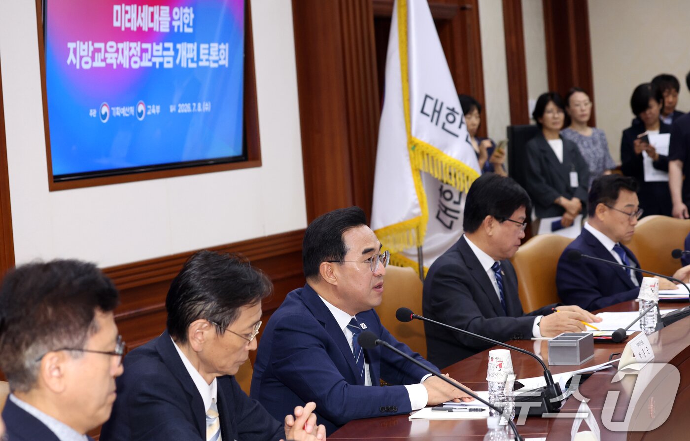 본문 이미지 - 박홍근 기획예산처 장관이 8일 서울 종로구 세종대로 정부서울청사에서 열린 미래세대를 위한 지방교육재정교부금 개편 토론회에서 인사말을 하고 있다. 2026.7.8 ⓒ 뉴스1 김명섭 기자
